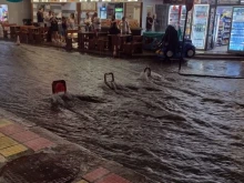 Мощен порой удави Китен, всичко е под вода!