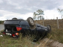 Пиян шофьор се обърна с автомобила си край Братя Даскалови, други двама са задържани за шофиране в нетрезво състояние