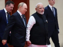 Путин и Моди се държат за ръце на срещата на върха в Китай