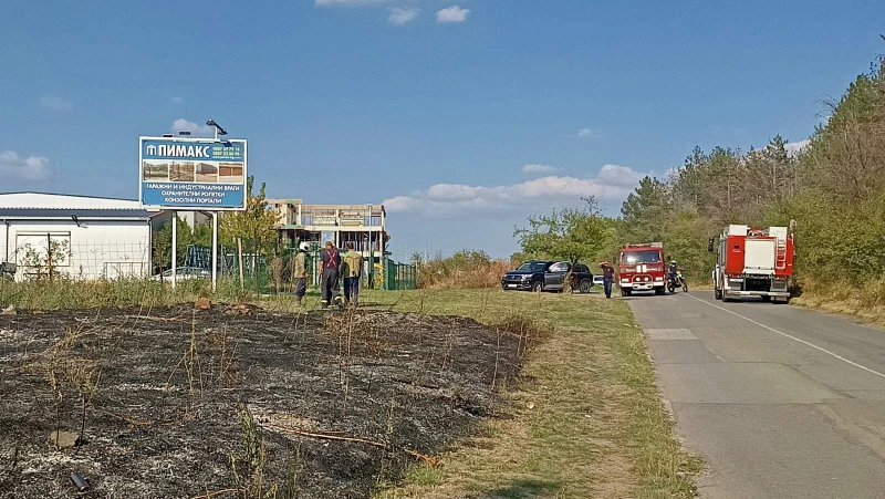Овощна градина и сухи треви изгоряха в района на Самарското знаме