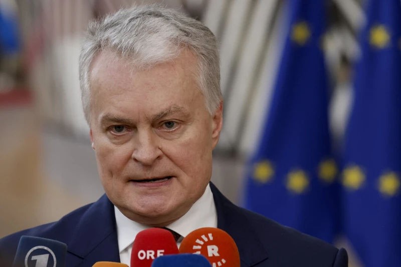 Сигнал за дрон: Самолетът на президента на Литва е кръжал няколко часа около летището във Вилнюс