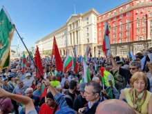 Напрежение пред НС: Протестиращи опитаха да нахлуят в сградата на парламента