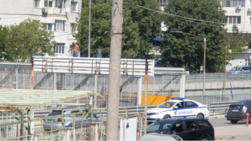 Млад мъж полетя от пасарелка във Варна