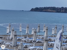 В морето в Созопол се появи кръг от вълни, видимо в различен цвят и водата все едно бълбукаше