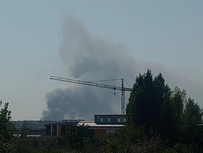 Осем екипа на пожарната се борят с огнена стихия край село Черни Връх