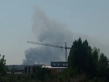 Осем екипа на пожарната се борят с огнена стихия край село Черни Връх