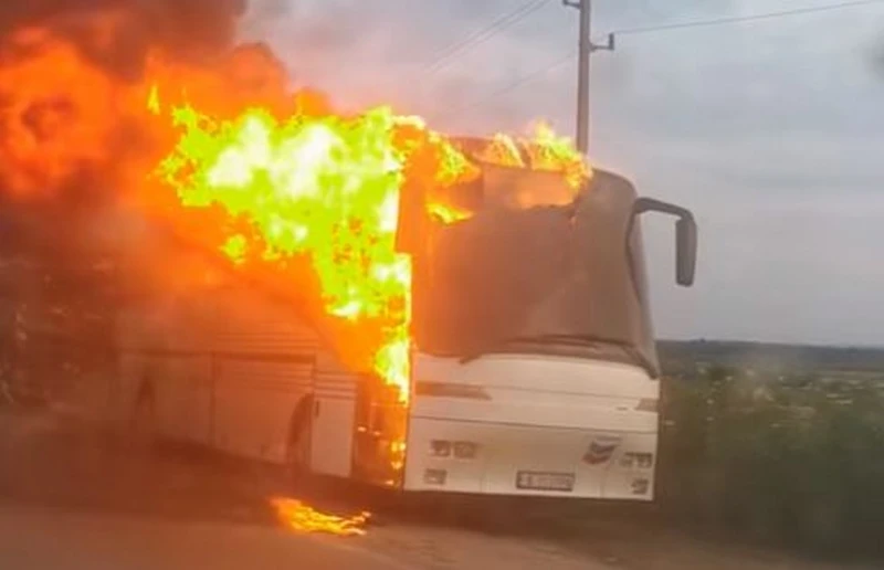 Затвориха пътя Варна-Бургас! Пламна автобус пълен с туристи