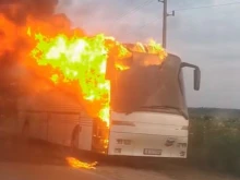 Затвориха пътя Варна-Бургас! Пламна автобус пълен с туристи