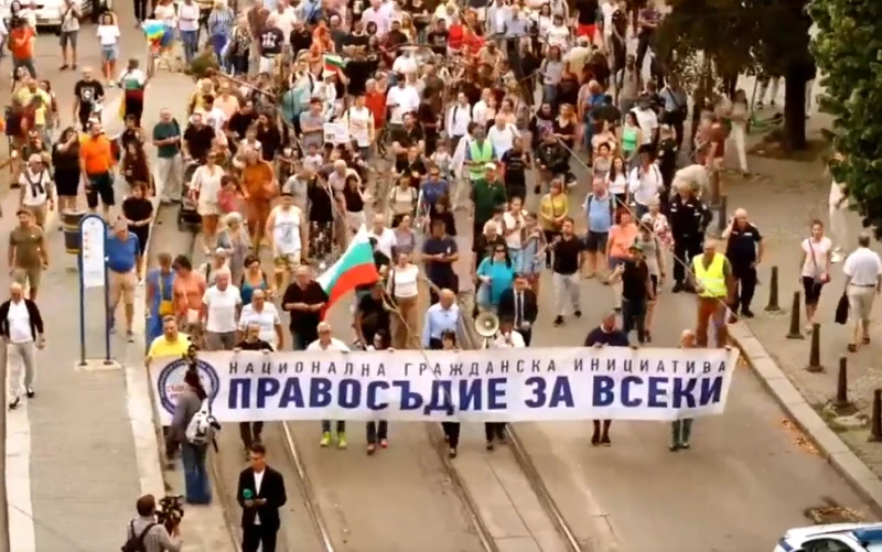 След първия работен ден на депутатите: Граждани протестират в центъра на София