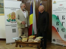 Драгомир Драганов дари над 100 тома българска и западноевропейска класика на три училища в Румъния
