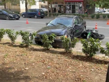 Тежка катастрофа между кола и мотор затруднява движението на главен път в Казанлък