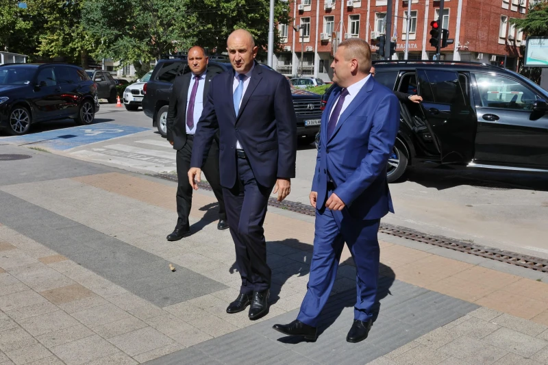 Радев пристигна в Плевен заради водната криза