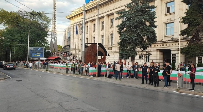 Феновете са пред стадиона над 2 часа преди България-Испания