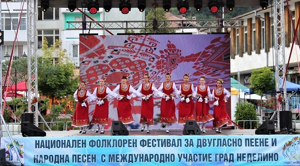 Фолклорният фестивал в Неделино започва с хиляди участници от България, Европа, Азия и Нова Зеландия