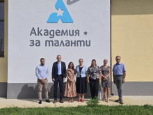 Министър Вълчев посети Академията за таланти в казанлъшкото село Розово