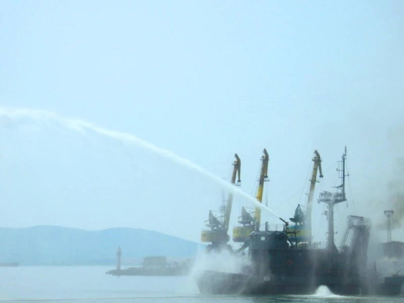 Аварийно-спасителна операция по море на пристанището в Бургас