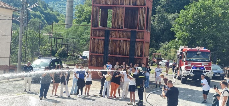 Ученици от Лятната академия "Аз мога – тук и сега" с открит урок по пожарна безопасност в Девин