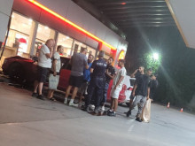 Автомобил се заби в бензиностанция в София