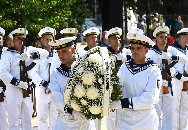 С военен ритуал бяха положени венци и цветя пред паметната плоча на княз Александър Батенберг във Варна