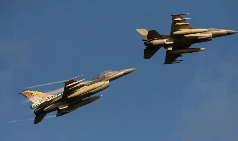 "Силно провокативно действие": Два венецуелски F-16 "направиха демонстрация" над американски разрушител в Карибско море