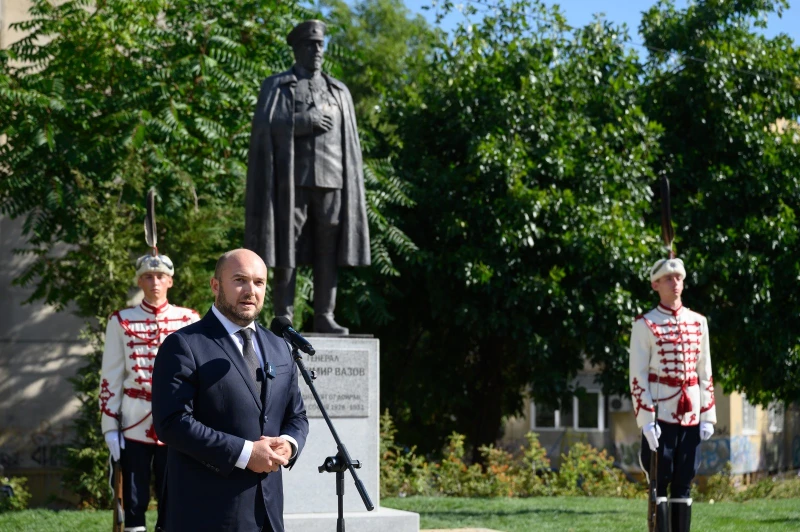 Министърът на правосъдието пред паметника на ген. Вазов в София: Днес отдаваме почит на един изключителен българин и пълководец