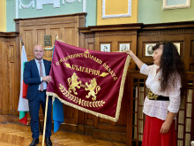 Уникално ръчно извезано знаме дариха на кмета на Пловдив по повод 140 години от Съединението