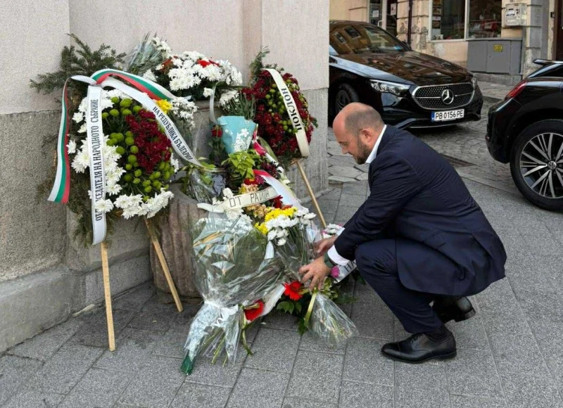 Министърът на правосъдието се поклони пред паметната плоча на майор Райчо Николов
