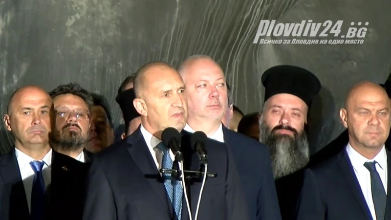 Президентът попита площада в Пловдив: Ще оставим ли България на деребеите?