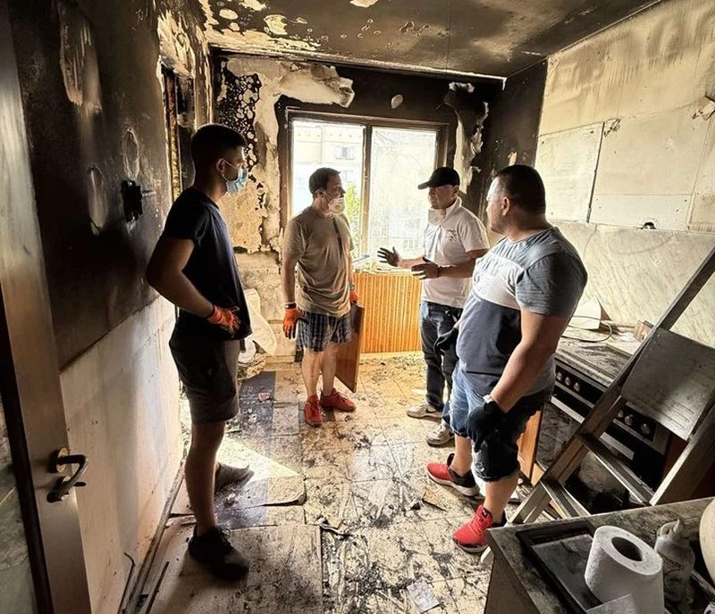 Бригада доброволци помогна на жената, чието жилище беше изпепелено от пожар в Пловдив