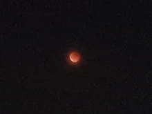 Пълното лунно затъмнение вече е видимо от България