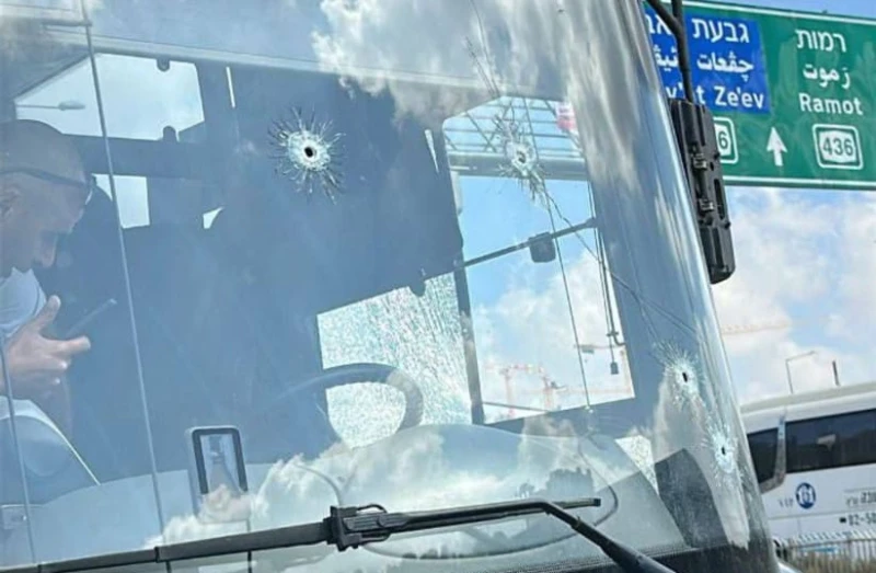 Най-малко четирима души са убити, а 11 са ранени при стрелба в автобус в Йерусалим
