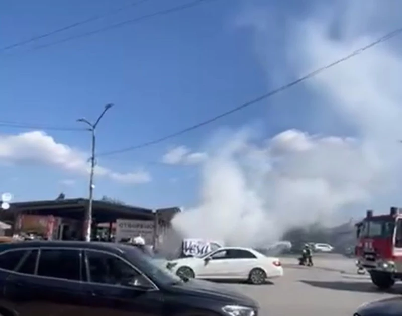 Голям пожар на паркинг в Елин Пелин
