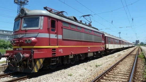 Бързият влак от Бургас за София е спрял между Побит камък и Вакарел, ето защо