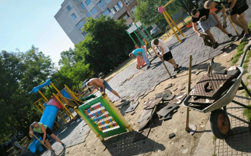 Кметът на столичния район "Студентски", служители и доброволци запретнаха ръкави, за да ремонтират детска площадка, спестиха 2700 лв.
