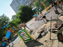 Кметът на столичния район "Студентски", служители и доброволци запретнаха ръкави, за да ремонтират детска площадка, спестиха 2700 лв.