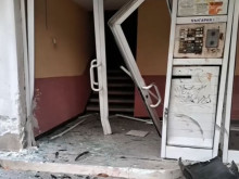 Очевидци от Асеновград, след като кола се заби в жилищна сграда: Все едно имаше земетресение, гледката беше ужасна