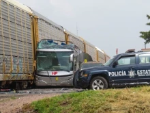 Товарен влак се вряза в автобус в Мексико, 10 жертви и 41 ранени