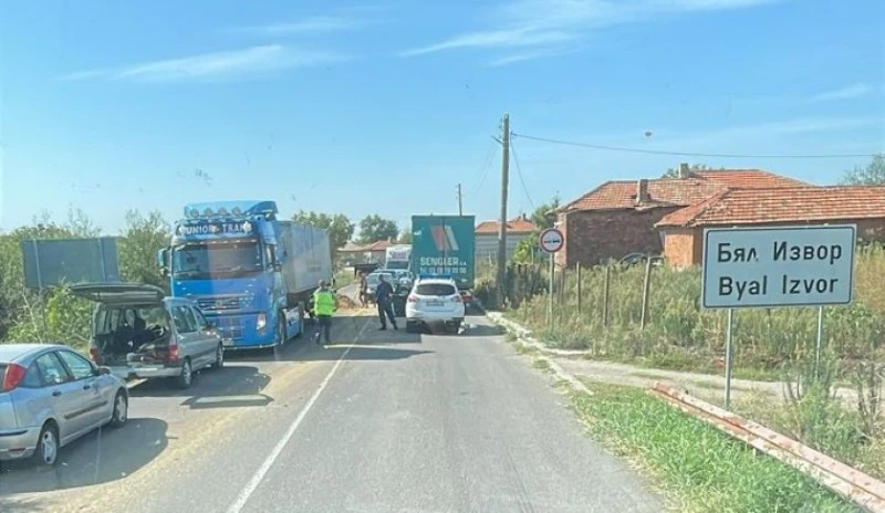 Огромна тапа на Бял извор заради изпаднал товар от тежкотоварен автомобил