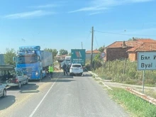 Огромна тапа на Бял извор заради изпаднал товар от тежкотоварен автомобил