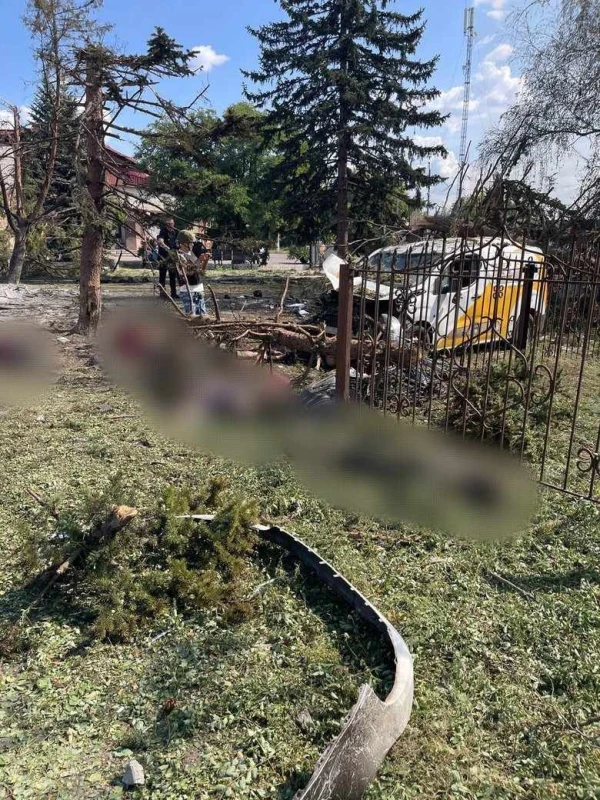 Зеленски: Русия бомбардира село в Донецка област, най-малко 21 души са убити, повече от 20 са ранени