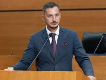 Общински съветник закова пирон в кметската администрация в Пловдив втори път днес