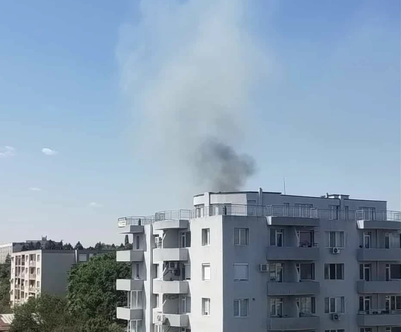 Шест пожарни автомобила и военни гасят пожар във Велико Търново