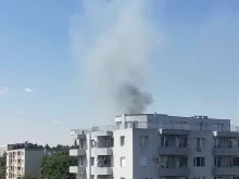 Шест пожарни автомобила и военни гасят пожар във Велико Търново