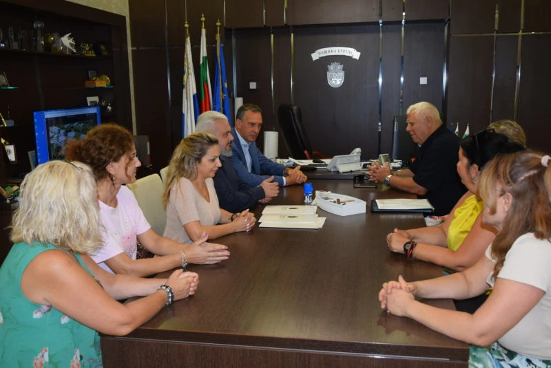 Подписаха новия колективен трудов договор с по-добри условия за общинските социални работници в Бургас
