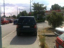 Шофьор заема тротоара в близост до сградата на НАП-Пловдив