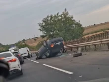 Задръстване на пътя Луковит-Плевен заради обърната кола