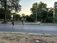 Руска рулетка в Пловдив! Пешеходци между коли и влакове на бул. "Копривщица"