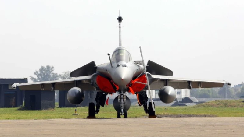 Макрон след руските дронове в Полша: Реших да разположа три изтребителя Rafale