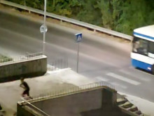 Шокиращи кадри от Варна! Момчета в черно атакуват автобуси с камъни