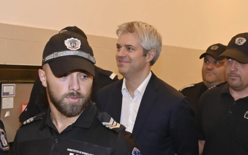Доведоха Благомир Коцев в съда, единственият му коментар: Варненци ме чакат!